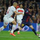 Barcelona's Argentinian forward Lionel Messi (R) vies with Paris Saint-Germain's Brazilian defender Alex Costa (L) during the UEFA Champions League quarter final second-leg football match FC Barcelona vs Paris Saint-Germain at Camp Nou stadium i...