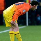 Barcelona's Argentinian forward Lionel Messi holds his leg during the Champions League quarter-final football match between Paris Saint-Germain and Barcelona at the Parc des Princes stadium in Paris on April 2, 2013. AFP PHOTO / FRANCK FIFE ...