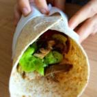 ... puedes hacer quesadillas, sándwich con cebolla roja y queso, tortillas con sobras, con pepinillos y cebolla roja o tortillas de trigo rellenas de ensalada de pavo.