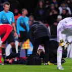 Barcelona's Argentinian forward Lionel Messi reacts after being injured during the UEFA Champions League football match FC Barcelona vs SL Benfica at the Camp Nou stadium in Barcelona on December 5, 2012. AFP PHOTO / LLUIS GENE (Photo cre...