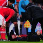 Barcelona's Argentinian forward Lionel Messi reacts after being injured during the UEFA Champions League football match FC Barcelona vs SL Benfica at the Camp Nou stadium in Barcelona on December 5, 2012. AFP PHOTO / LLUIS GENE (Photo cr...