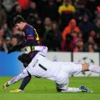 Barcelona's Argentinian forward Lionel Messi (L) vies with Benfica's Brazilian goalkeeper Artur Moraes during the UEFA Champions League football match FC Barcelona vs SL Benfica at the Camp Nou stadium in Barcelona on December 5, 2012. AFP PHOTO...
