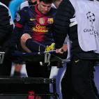 Barcelona's Argentinian forward Lionel Messi leaves the pitch on a stretcher after being injured during the UEFA Champions League football match FC Barcelona vs SL Benfica at the Camp Nou stadium in Barcelona on December 5, 2012. AFP PHOTO / LL...