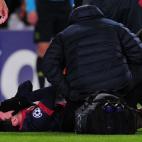 Barcelona's Argentinian forward Lionel Messi reacts after being injured during the UEFA Champions League football match FC Barcelona vs SL Benfica at the Camp Nou stadium in Barcelona on December 5, 2012. AFP PHOTO / LLUIS GENE (Photo cr...
