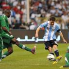 Saudi Arabia's players challenge Argentina's forward Lionel Messi (C) during their friendly football match at King Fahd stadium in the Saudi capital Riyadh on November 14, 2012. The match ended in a goalless draw. AFP PHOTO/FAYEZ NURELDINE ...