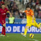Barcelona's Argentinian forward Lionel Messi (R) scores during the Spanish league football match Mallorca vs FC Barcelona at the Iberostar stadium in Palma de Mallorca on November 11, 2012. AFP PHOTO / JAIME REINA (Photo credit should re...