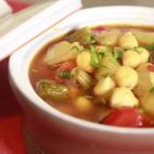 Los ingredientes necesarios son: Garbanzos Pimiento Calabacín Patata Consulta la receta completa en CookPad