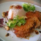 Los ingredientes necesarios son: Bistecs finos de ternera Huevo Pan rallado Arroz Consulta la receta completa en CookPad