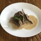 Los ingredientes necesarios son: Carne de vaca o ternera Limón Pan de molde Coñac Consulta la receta completa en CookPad