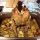 Los ingredientes necesarios son: Un pollo Un botellín de cerveza Patatas Consulta la receta completa en CookPad