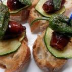 Los ingredientes necesarios son: Chorizos de cóctel Pimientos del padrón Calabacín Pan para tostar Consulta la receta completa en CookPad