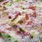 Los ingredientes necesarios son: Tres lonchas de jamón Calabacín Nata Consulta la receta completa en CookPad