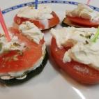 Los ingredientes necesarios son: Calabacín Tomate natural Queso de untar Consulta la receta completa en CookPad