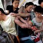 Pasajeros de un autobús tratan de salvar a una mujer que intentó suicidarse cortándose las venas con un cuchillo.