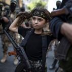 Una niña palestina con un fusil Kalashnikov entre los combatientes de la Yihad islámica en Gaza.