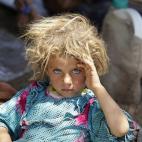 Una niña yazidí descansa en el paso fronterizo entre Irak y Siria en Fishkhabour Dohuk tras huir de los combatientes de ISIS.