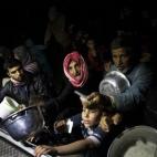 Los refugiados se enfrentan a la pobreza, problemas de salud y tensiones con las comunidades locales. Muchos viven en campamentos con tiendas de campaña y se enfrentan a dificultades para integrarse.