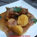 El gallo se prepara con cebolla y cerveza negra.