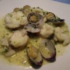 Para los que prefieran el pescado a la carne: se necesita rape, almejas, cebolla, perejil y vino blanco.