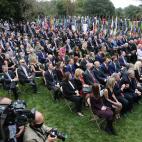 Besos y abrazos en un acto en la Casa Blanca en plena pandemia