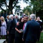 Besos y abrazos en un acto en la Casa Blanca en plena pandemia