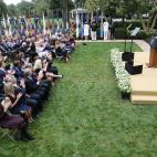 Besos y abrazos en un acto en la Casa Blanca en plena pandemia