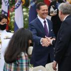 Besos y abrazos en un acto en la Casa Blanca en plena pandemia