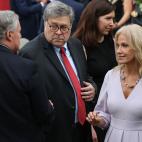 Besos y abrazos en un acto en la Casa Blanca en plena pandemia