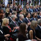 Besos y abrazos en un acto en la Casa Blanca en plena pandemia
