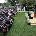 Besos y abrazos en un acto en la Casa Blanca en plena pandemia