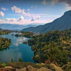 Para huir del caos no hay nada mejor que respirar aire puro en plena naturaleza, y si lo haces mientras paseas por cualquiera de las rutas de este rincón de los Pirineos, te aseguramos que tu nuevo plan alternativo al viernes de las compras te ...