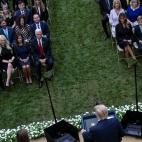 Besos y abrazos en un acto en la Casa Blanca en plena pandemia