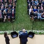 Besos y abrazos en un acto en la Casa Blanca en plena pandemia