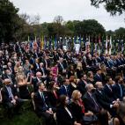 Besos y abrazos en un acto en la Casa Blanca en plena pandemia