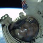 El astronauta, reparando la Estación Espacial Internacional en abril.