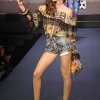 La modelo, desfilando para Jean Paul Gaultier.