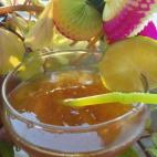 Con ron blanco, azúcar moreno y lima. Mira cómo prepararlo.