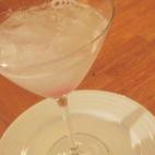 Se necesita tequila, Cointreau, zumo de limón, sal y lima. Aquí puedes ver cómo prepararlo.