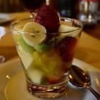 Se prepara con ginebra, tónica y frutas variadas. Aquí tienes la receta.