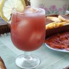 La receta está compuesta de zumo de granada, ginebra, ginger la, jengibre en polvo y limón. Mira cómo prepararlo.