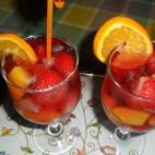 Se necesita vino rosado, melocotones en almíbar, piña en almíbar, fresas, naranja, manzana, azúcar y clavos de olor. Mira cómo preparar el plato.