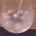 Los ingredientes necesarios son tónica de tomate, vodka, tomate cherry congelado y gotas de tabasco. Mira cómo prepararlo.