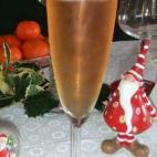 Una botella de cava o champán, licor cassis y angostura. Mira cómo prepararlo.