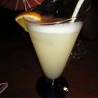 Los ingredientes necesarios son zumo de piña, ron blanco, leche de coco y fruta para adornar. Mira cómo prepararlo.