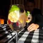 Con ginebra, tónica, lima, frambuesas, mora y naranja. Aquí puedes ver cómo prepararlo.