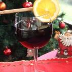 Los ingredientes son Oporto, aguardiente tostado, azúcar moreno 1 palito de canela, naranja, limón y clavo de olor. Aquí puedes ver cómo prepararlo.