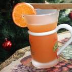 Los ingredientes necesarios son mandarinas, clavos de olor, zumo de manzana, canela y ron tostado. Mira cómo prepararlo.