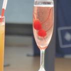 Los ingredientes son cava, Frangelico, crema de grosella negra, lima y guindas. Mira aquí la receta.