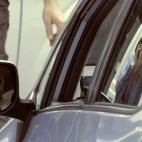 Tenía prisa. Así que se paró un momentito en la Gran Vía, sacó dinero en un cajero al lado de Callao, arrancó... y de pasó se llevó una moto por delante y no prestó atención a la llamada de los agentes. Las bromas en Internet no pararon