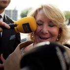 Cuando tuvo que ir a declarar por el incidente en la Gran Vía, los micrófonos cayeron sobre Aguirre. Literalmente: uno de la SER le dio en el ojo. La cadena pidió disculpas y ella las aceptó con humor.